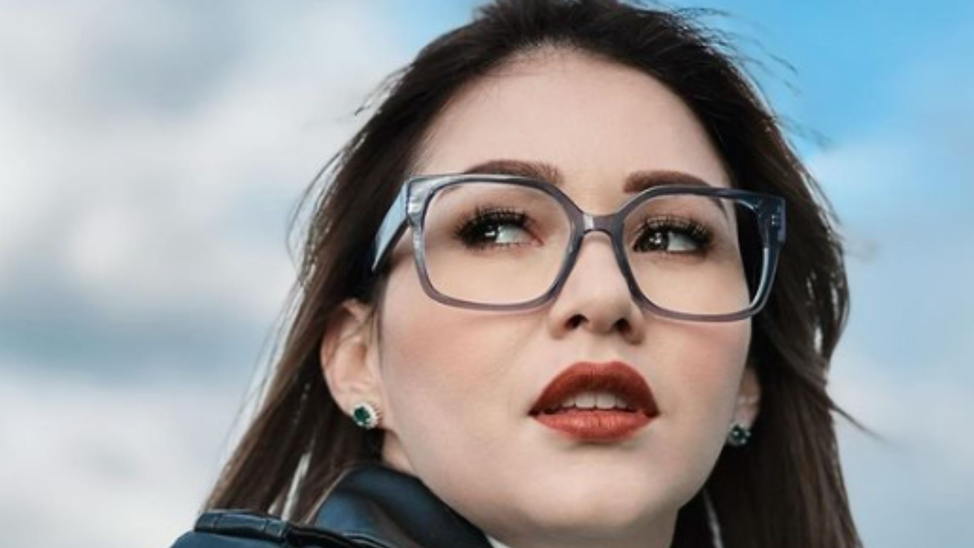 La influencer Jennifer Aplicano ha emitido una advertencia sobre los peligros de seguir prácticas de belleza vistas en redes sociales.