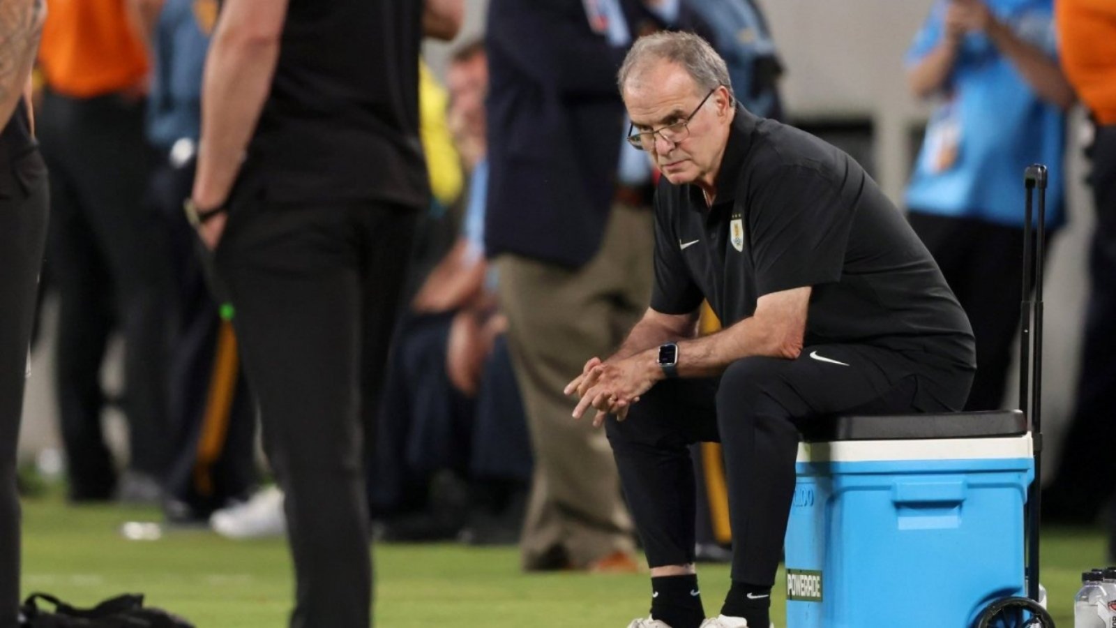 El entrenador de la selección uruguaya, Marcelo Bielsa, asumió la responsabilidad por la eliminación de su equipo en semifinales de la Copa América 2024 ante Colombia. Un partido con sabor amargo: "Siento una profunda desilusión por no haber podido lograr el objetivo que nos habíamos propuesto. Me hago responsable de lo que pasó. No supimos aprovechar la ventaja que tuvimos con un jugador más y nos faltó crear más peligro en el arco rival", expresó Bielsa en conferencia de prensa. Autocrítica y palabras de agradecimiento: "Debemos ser autocríticos y aprender de los errores. Agradezco a los jugadores el esfuerzo y la entrega que pusieron durante todo el torneo. También quiero agradecer al pueblo uruguayo por el apoyo que siempre nos brindan", dijo el entrenador argentino.