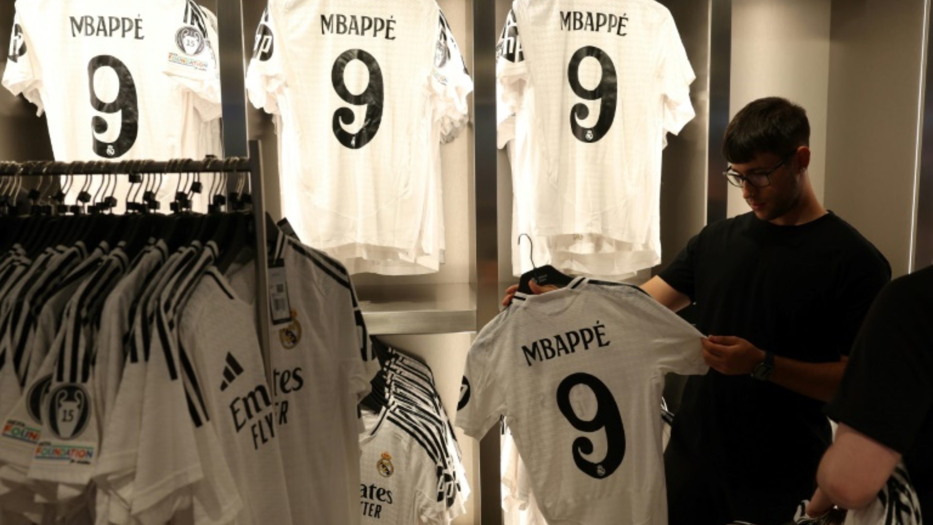El Real Madrid se encuentra ante una avalancha inesperada tras la venta oficial de la camiseta de Kylian Mbappé con el número "9".