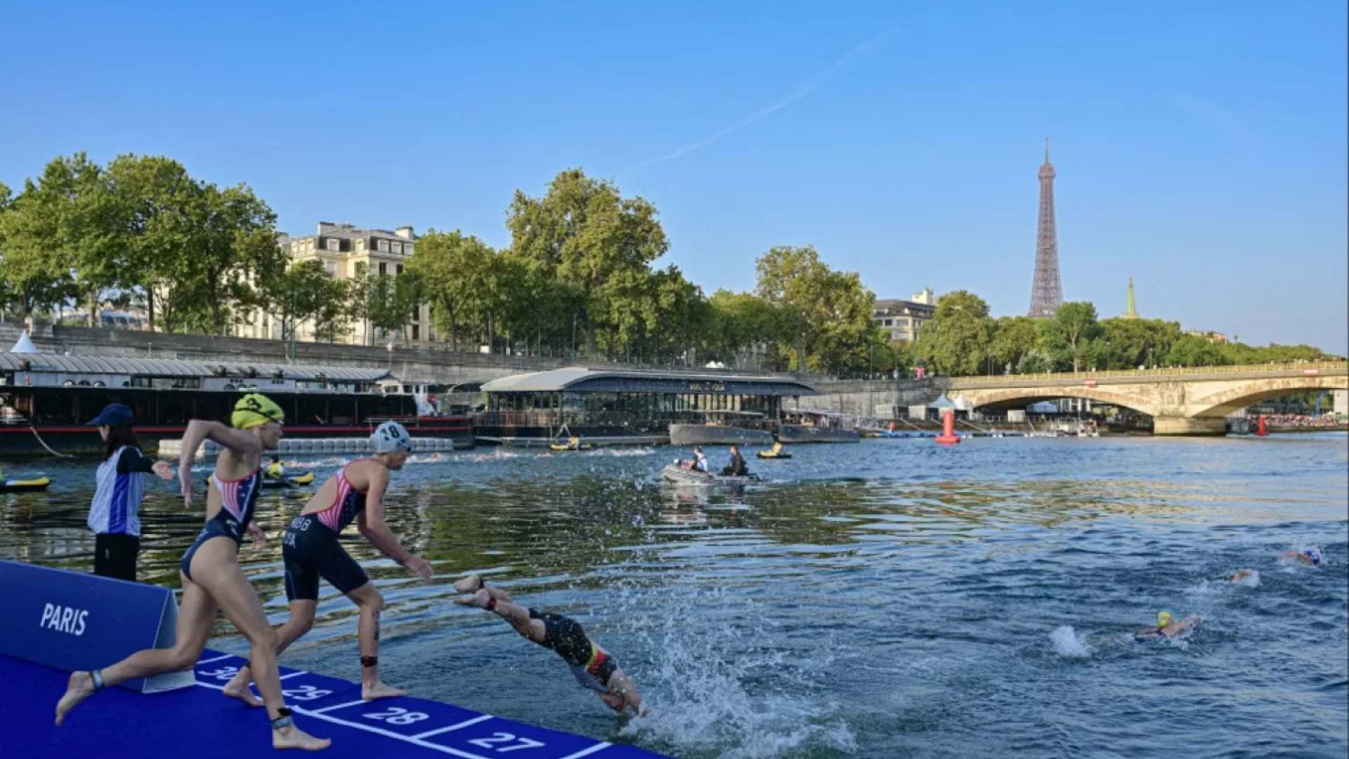 En un contratiempo inesperado para los Juegos Olímpicos de París 2024, el triatlón masculino previsto para este martes ha sido pospuesto debido a niveles inaceptables de contaminación en el río Sena.