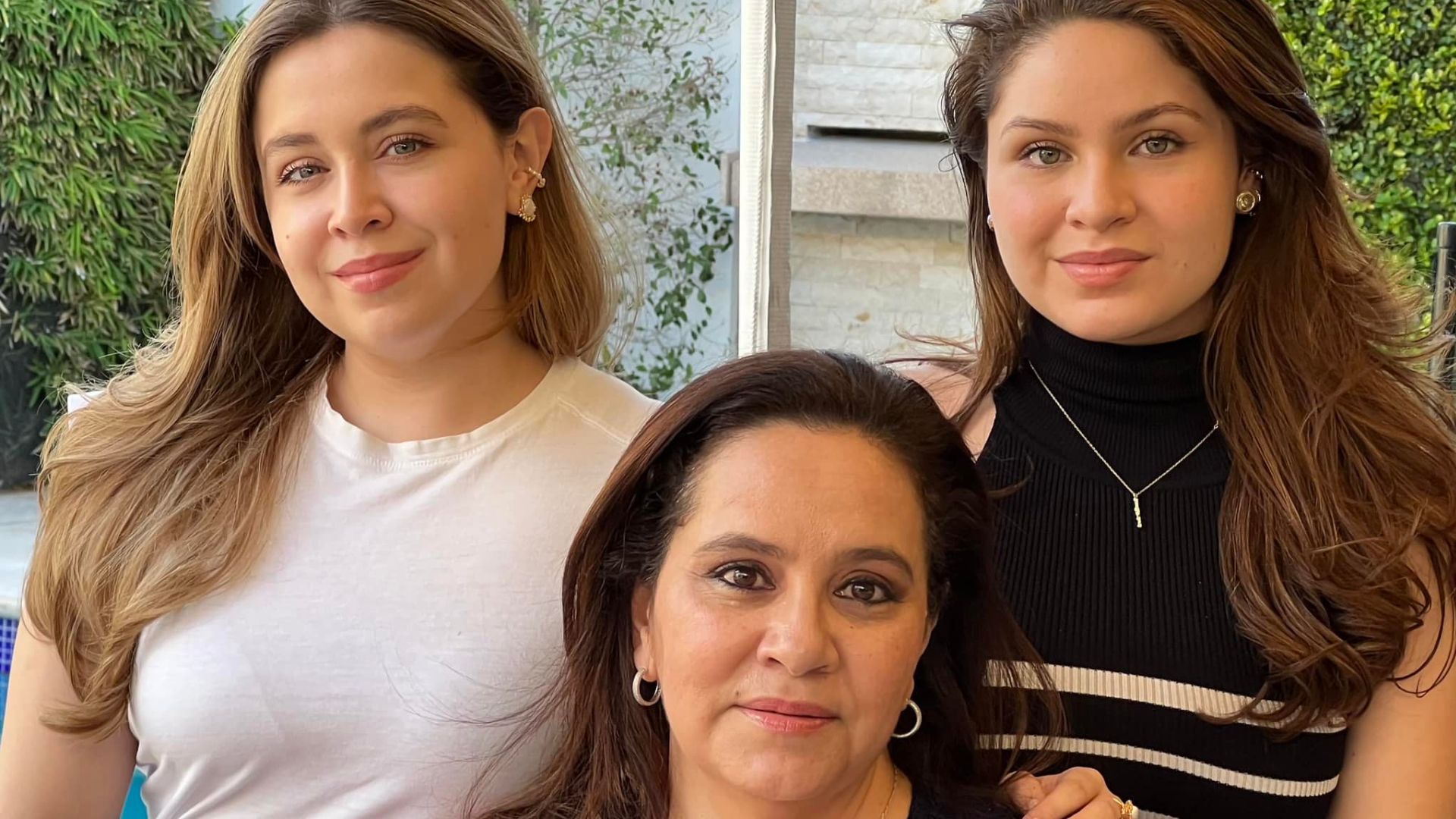 Ana García visitó Colón con sus hijas Isabella y Daniela.