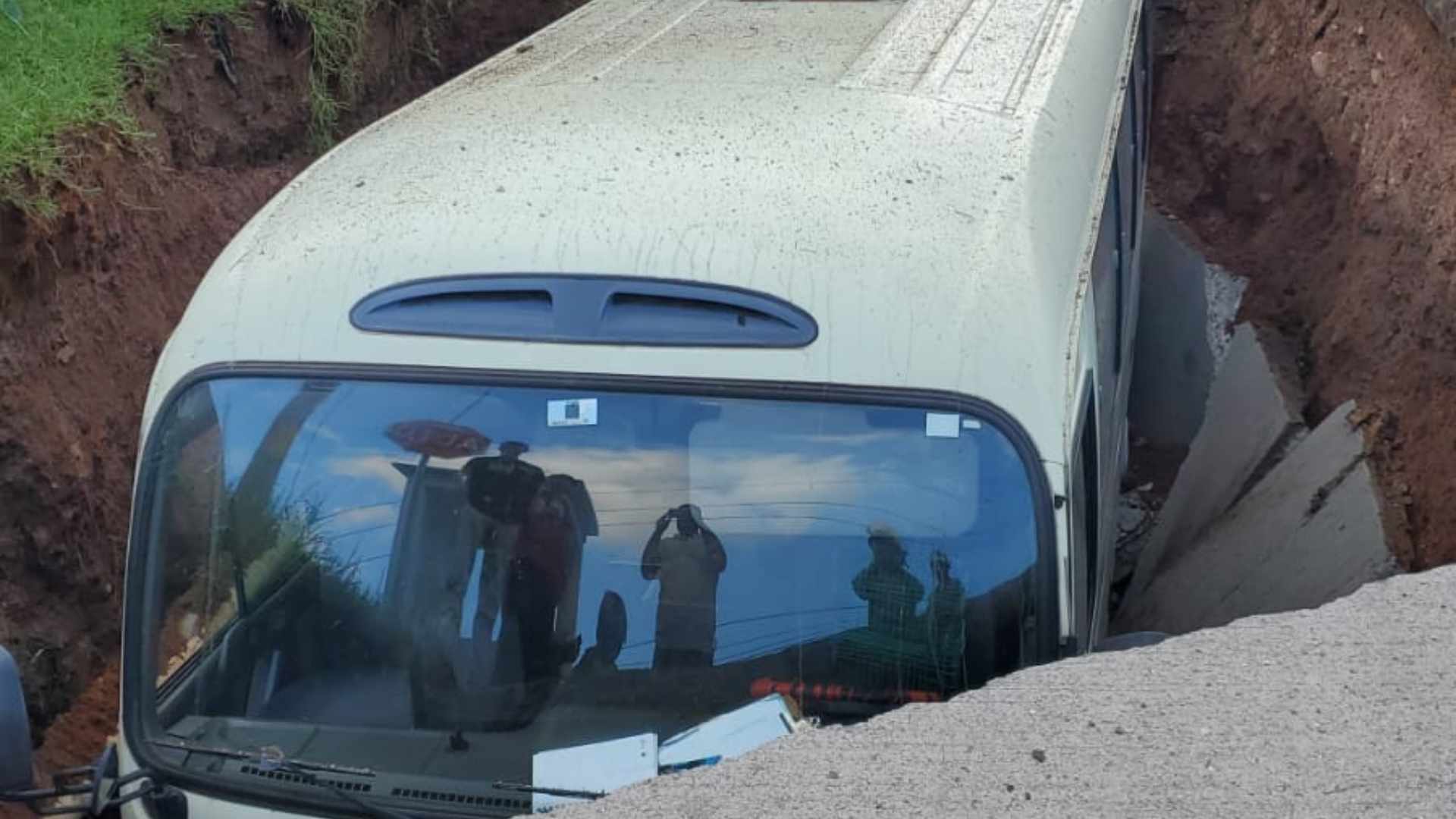 Bus cae en socavón en el anillo periférico; imágenes aquí