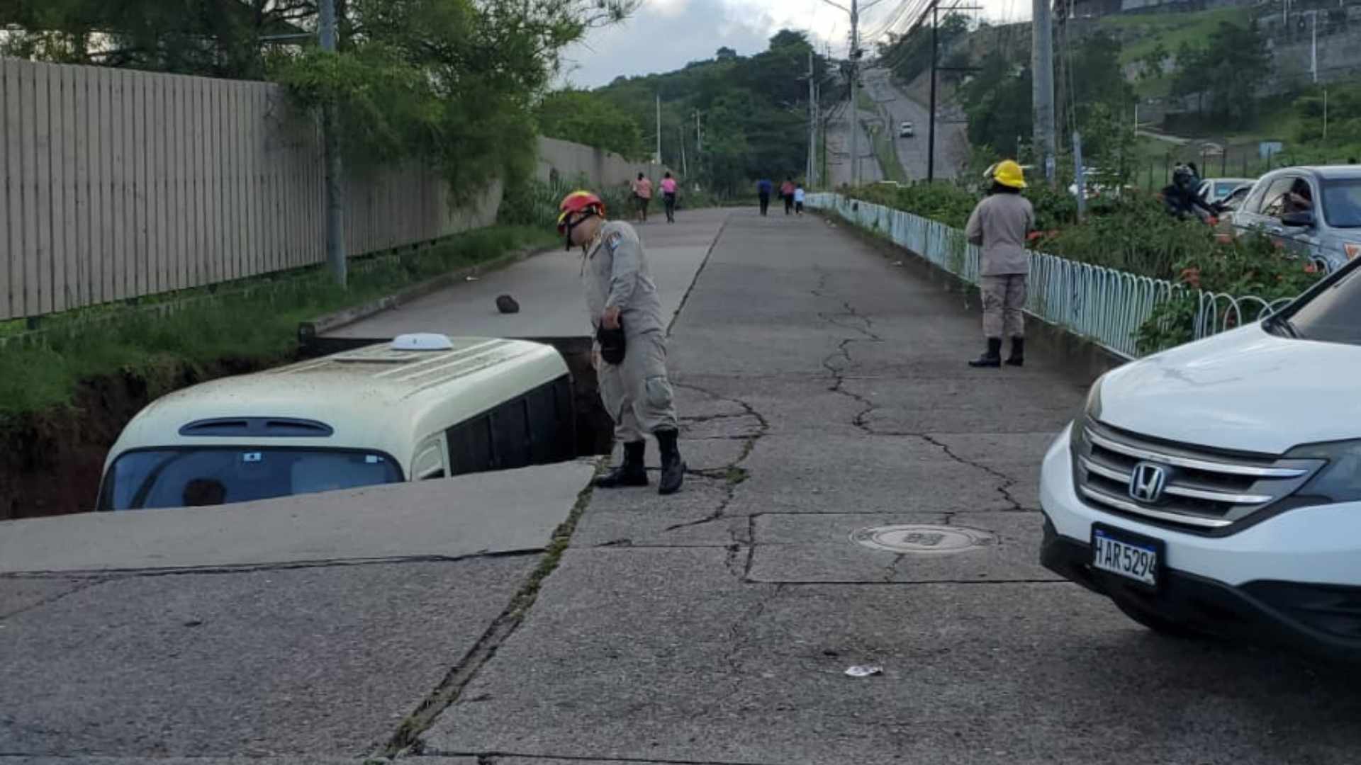 Bus cae en socavón en el anillo periférico; imágenes aquí