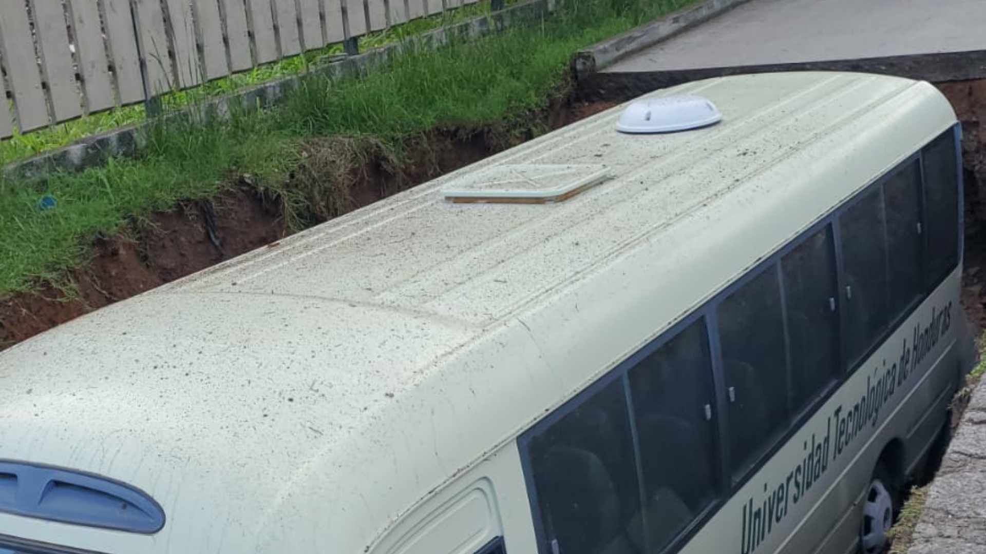 Bus cae en socavón en el anillo periférico; imágenes aquí