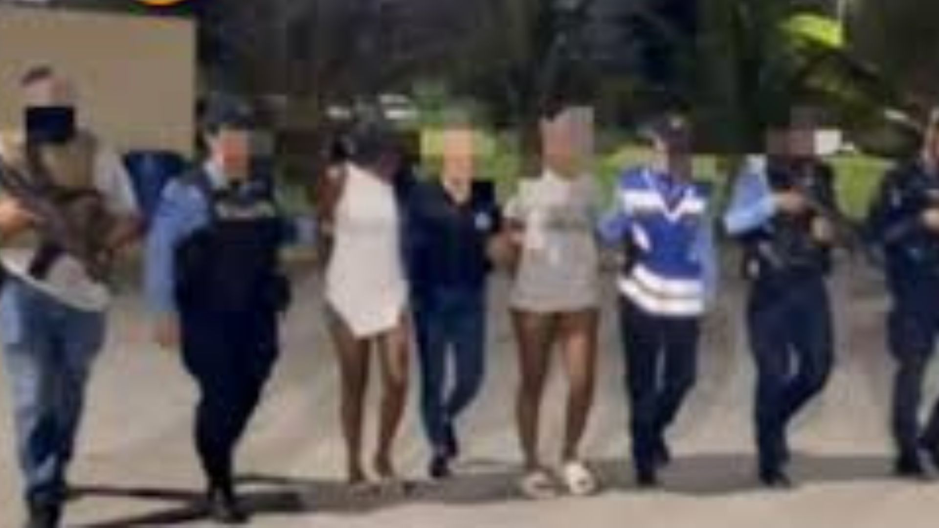 detienen a mujeres en Roatán