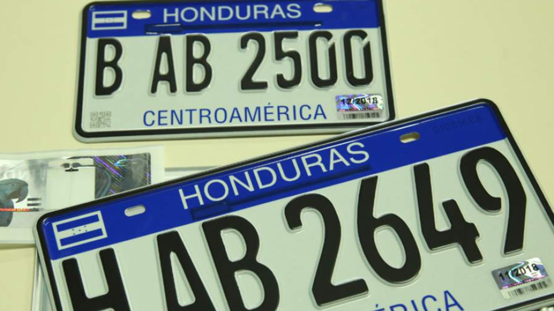 escasez de placas metálicas