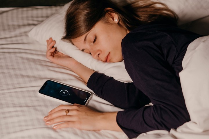 Dormir con el celular debajo de la almohada trae serias consecuencias