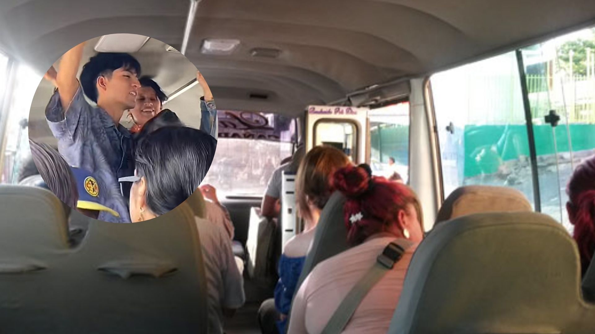 Jóvenes cantan en un bus