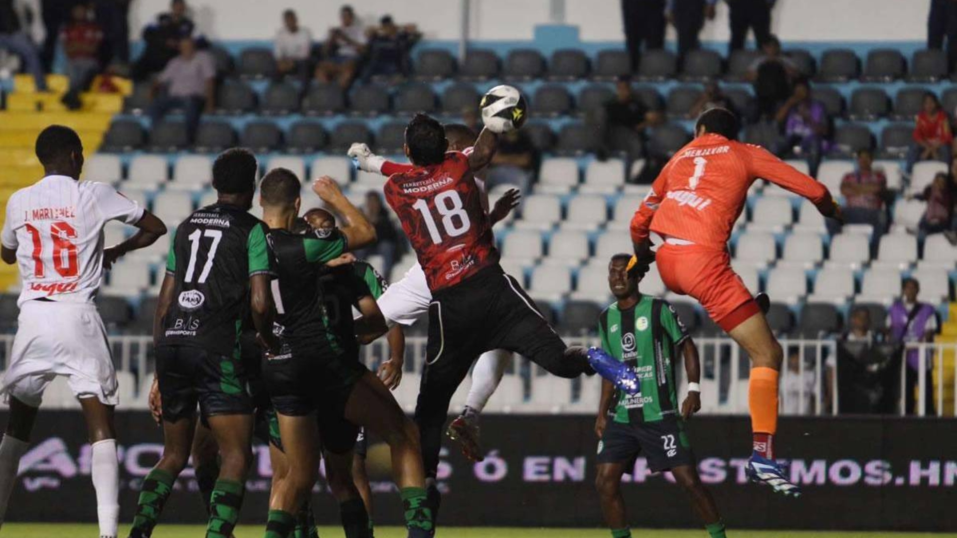 Menjivar rescata el invicto de Olimpia en el Nacional con un gol polemico en tiempos extras