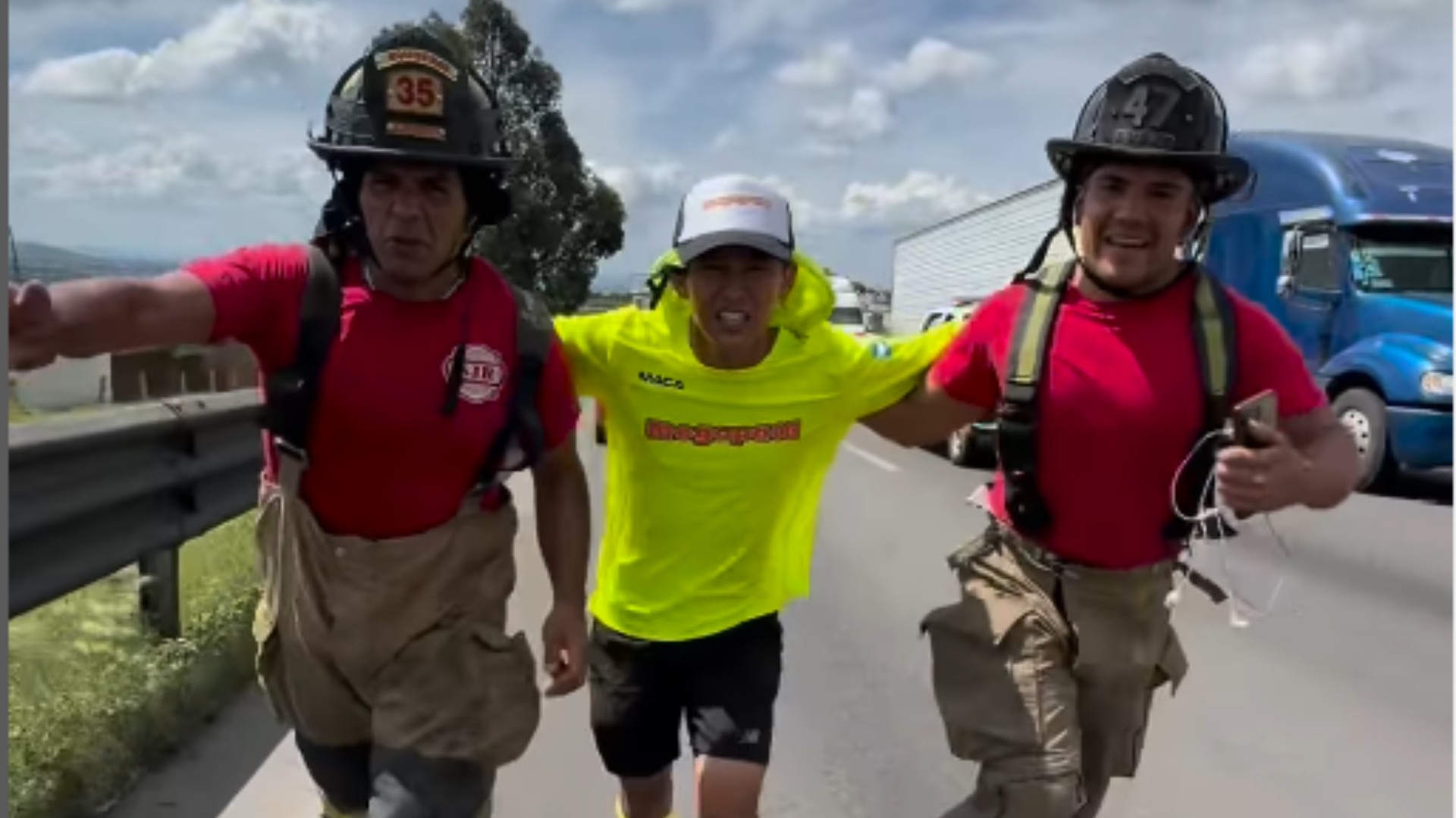 Shin Fujiyama junto a dos bomberos en su reto