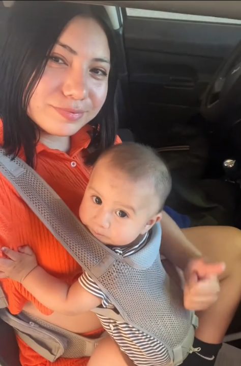 Latina lavando carros en Estados Unidos 