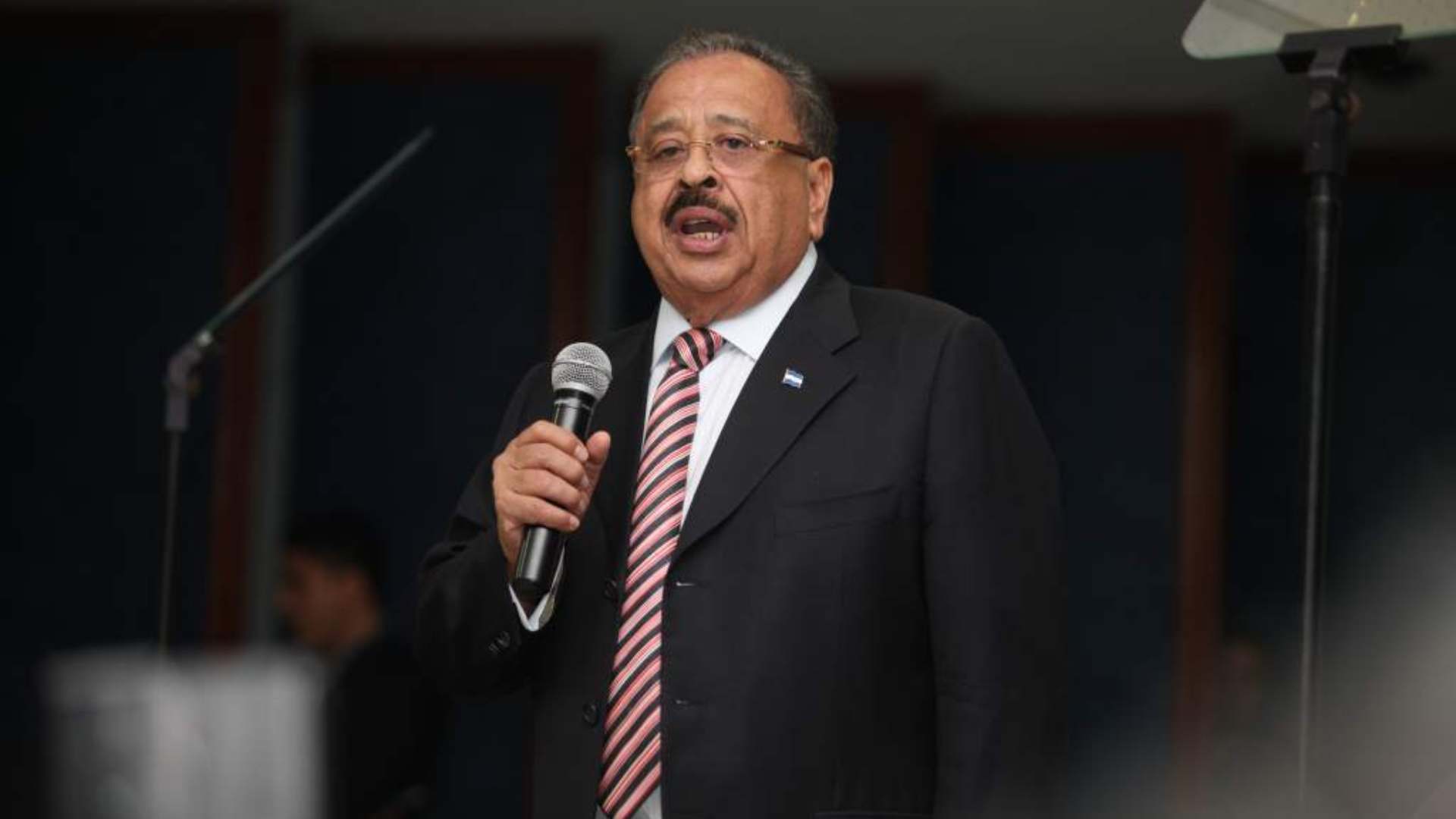 En UCI se encuentra exdiputado Oswaldo Ramos Soto, confirman sus familiares