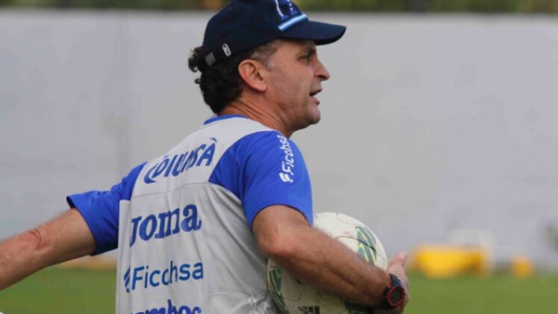 La Federación de Fútbol de Honduras (FFH) ha anunciado la destitución de Daniel Uberti, quien se desempeñaba como Director de Selecciones Menores, después de que la Selección Sub-20 no lograra clasificarse para el Mundial de Chile 2025.