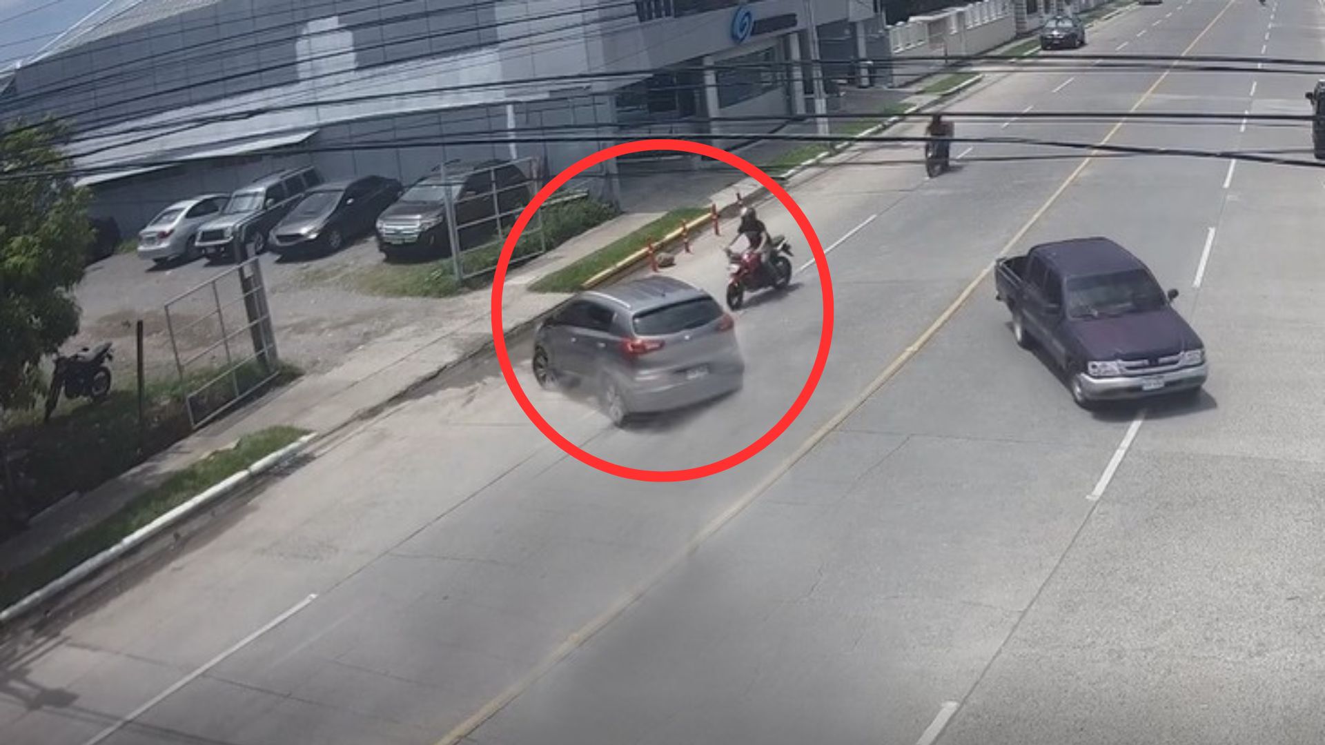 Accidente entre moto y camioneta,