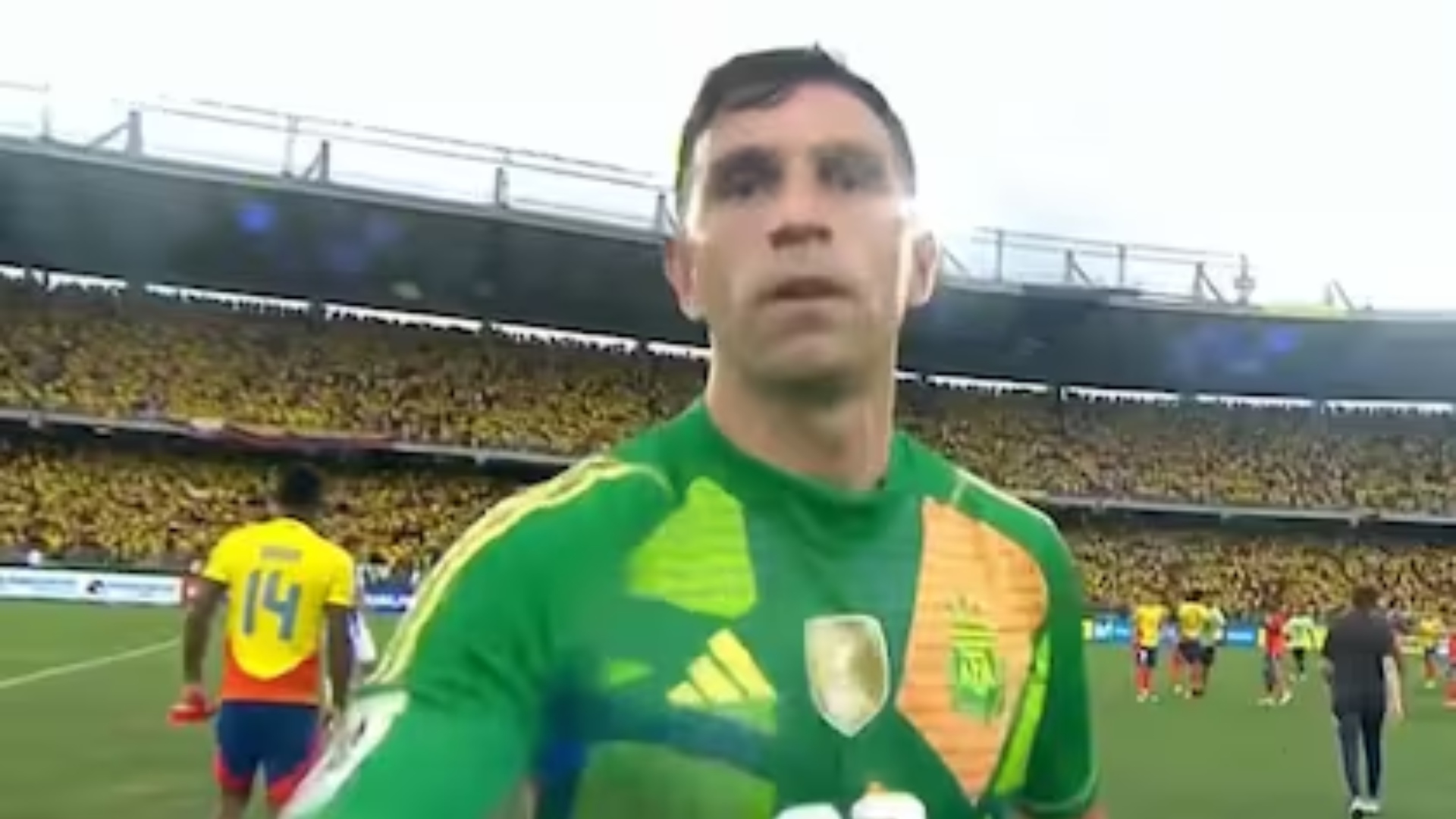 Dibu Martínez furioso golpea una cámara tras derrota de Argentina ante Colombia