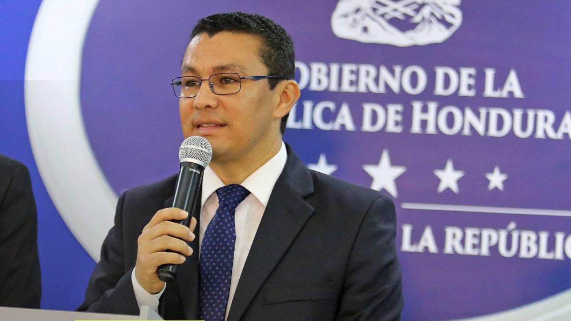Exsecretario Ebal Díaz pierde cuentas millonarias en Honduras.