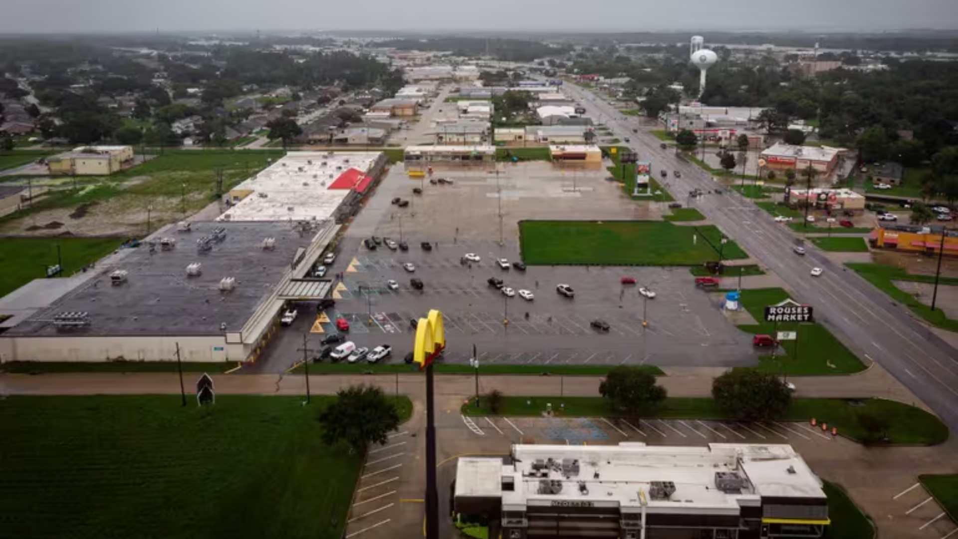Francine deja desastre en su paso en Lousiana, estado donde viven miles de hondureños