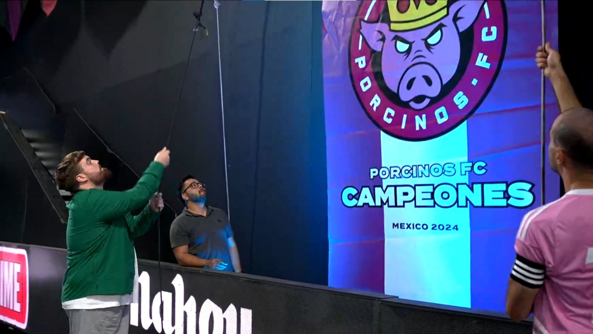 Ibai Llanos iza la bandera de campeones del mundo de Porcinos en la Kings League