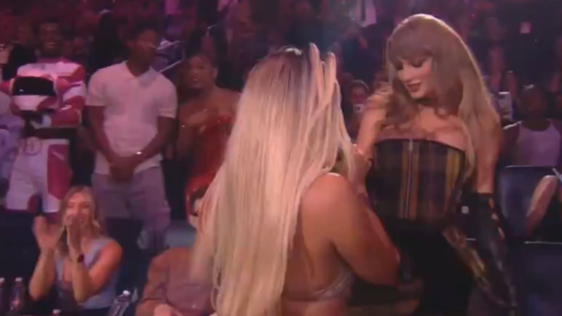 Ambas cantantes mostraron sintonía durante la gala de los premios MTV Video Music Awards celebrada en Nueva York.