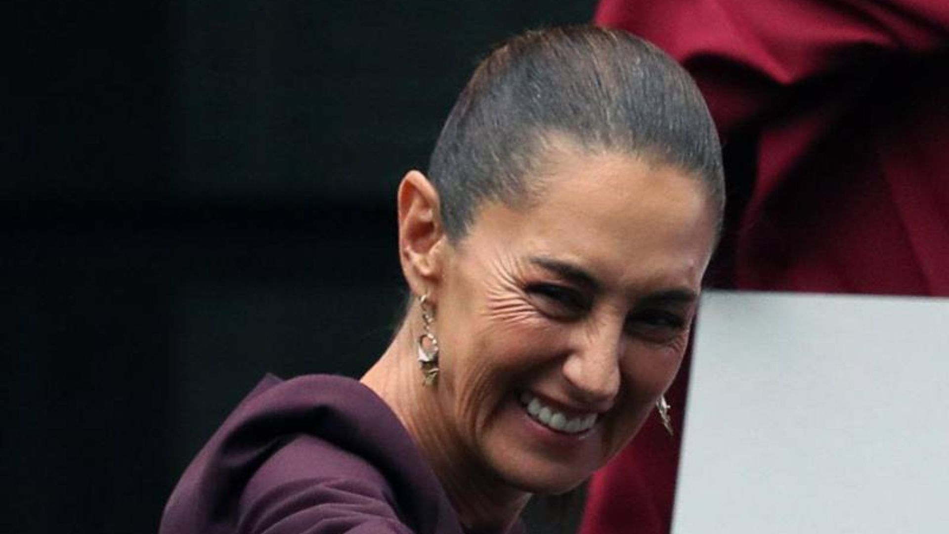 Claudia Sheinbaum saluda a los mexicanos.