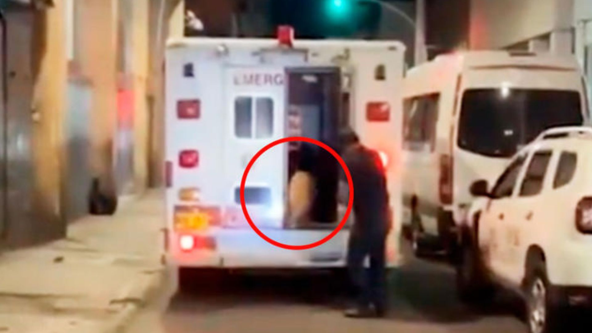 El cachorro mostró desesperación y preocupación por su dueño, por lo que siguió la ambulancia para intentar permanecer con su mejor amigo.