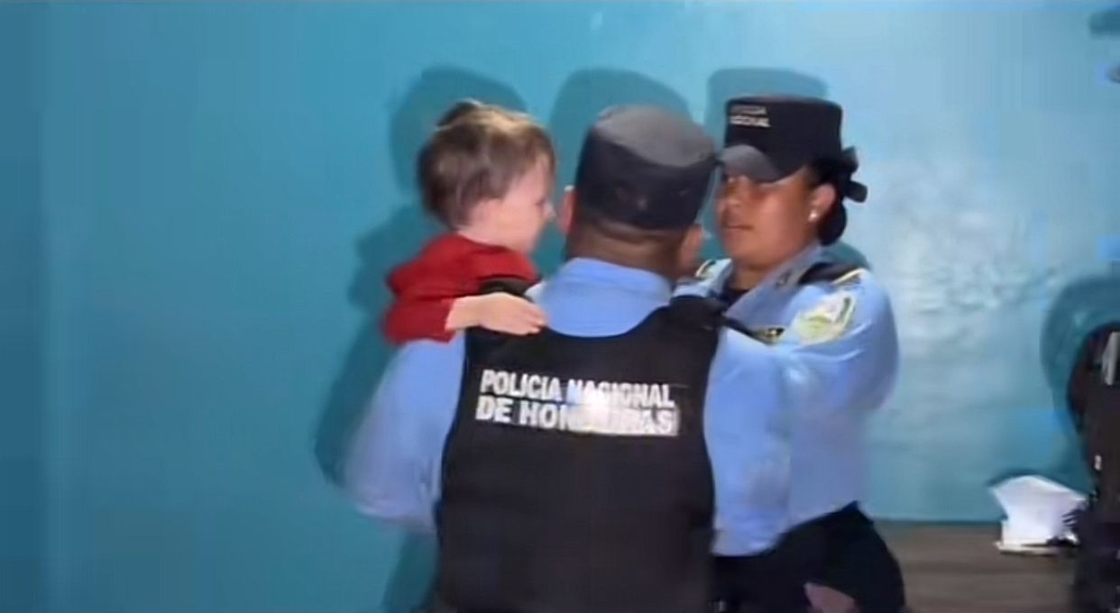  Hondureña desata controversia en redes sociales al confesar que no quiere a su hijo de 2 años por parecerse a su padre