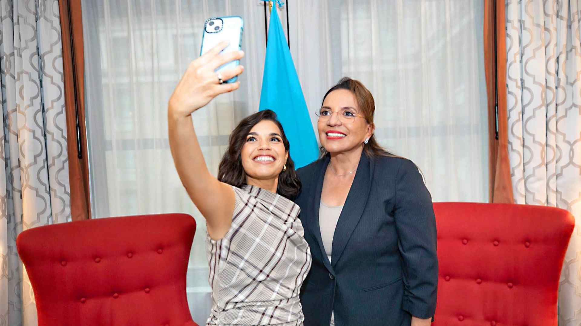 Presidenta Xiomara Castro se reúne con América Ferrera