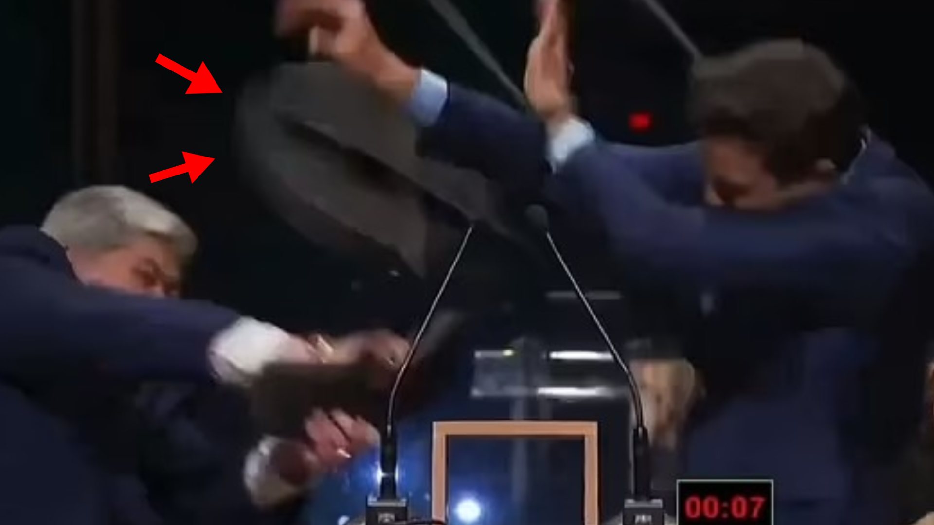 Candidato alcalde golpea con silla a contrincante Brasil; video aquí