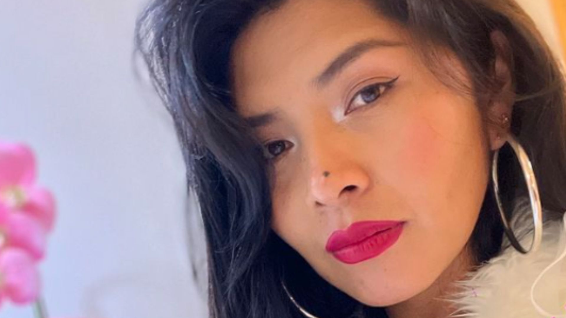 Yarita Lizeth, reconocida cantante folclórica de Perú, famosa por su poderosa voz y carisma, se ha vuelto tendencia recientemente tras desaparecer del ojo público durante un mes.