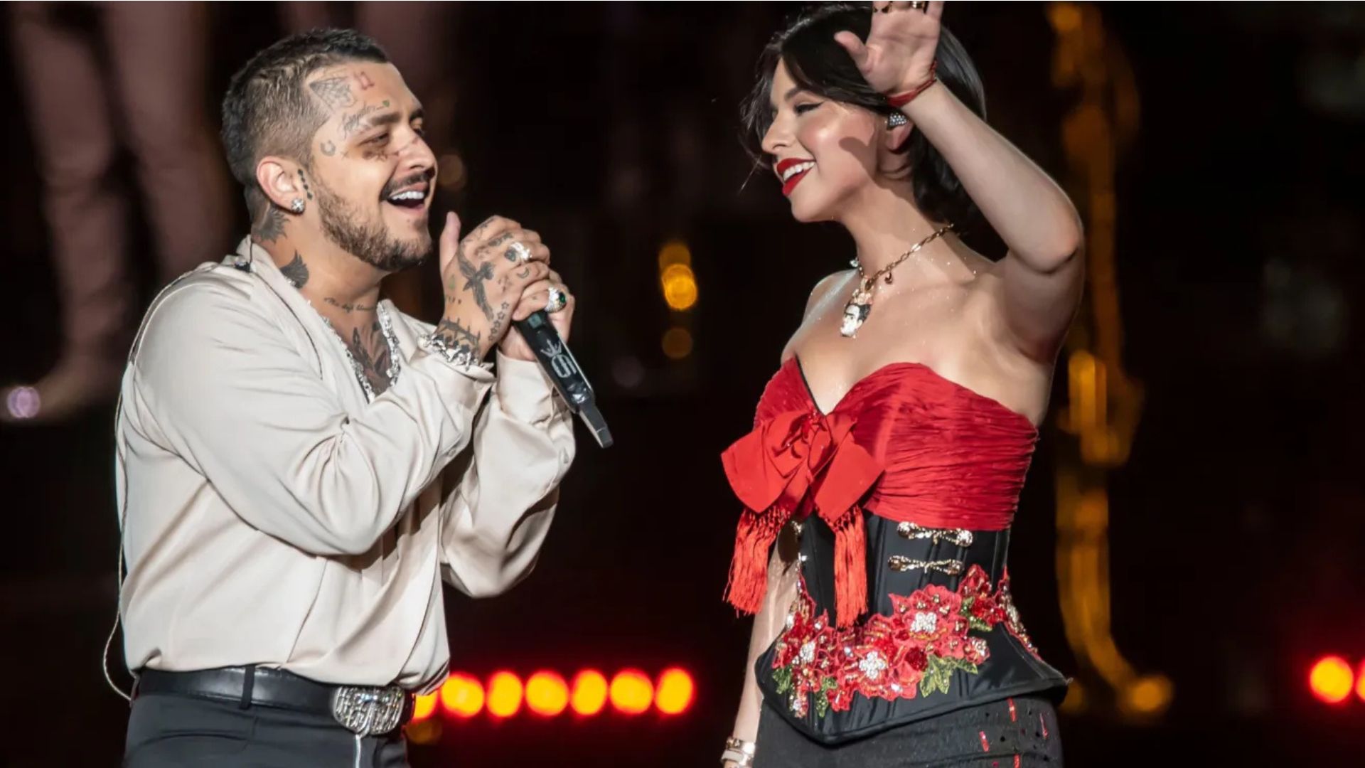 La hija de Pepe Aguilar ofreció un concierto en Colombia, donde sorprendió a sus fans al invitar a Nodal a subir al escenario.