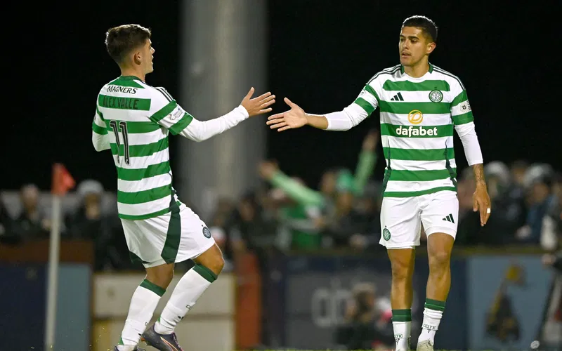 El futbolista hondureño Luis Palma se destacó en un emocionante partido amistoso al anotar tres goles que llevaron a su equipo, el Celtic, a una victoria por 3-2 sobre el Sligo Rovers.