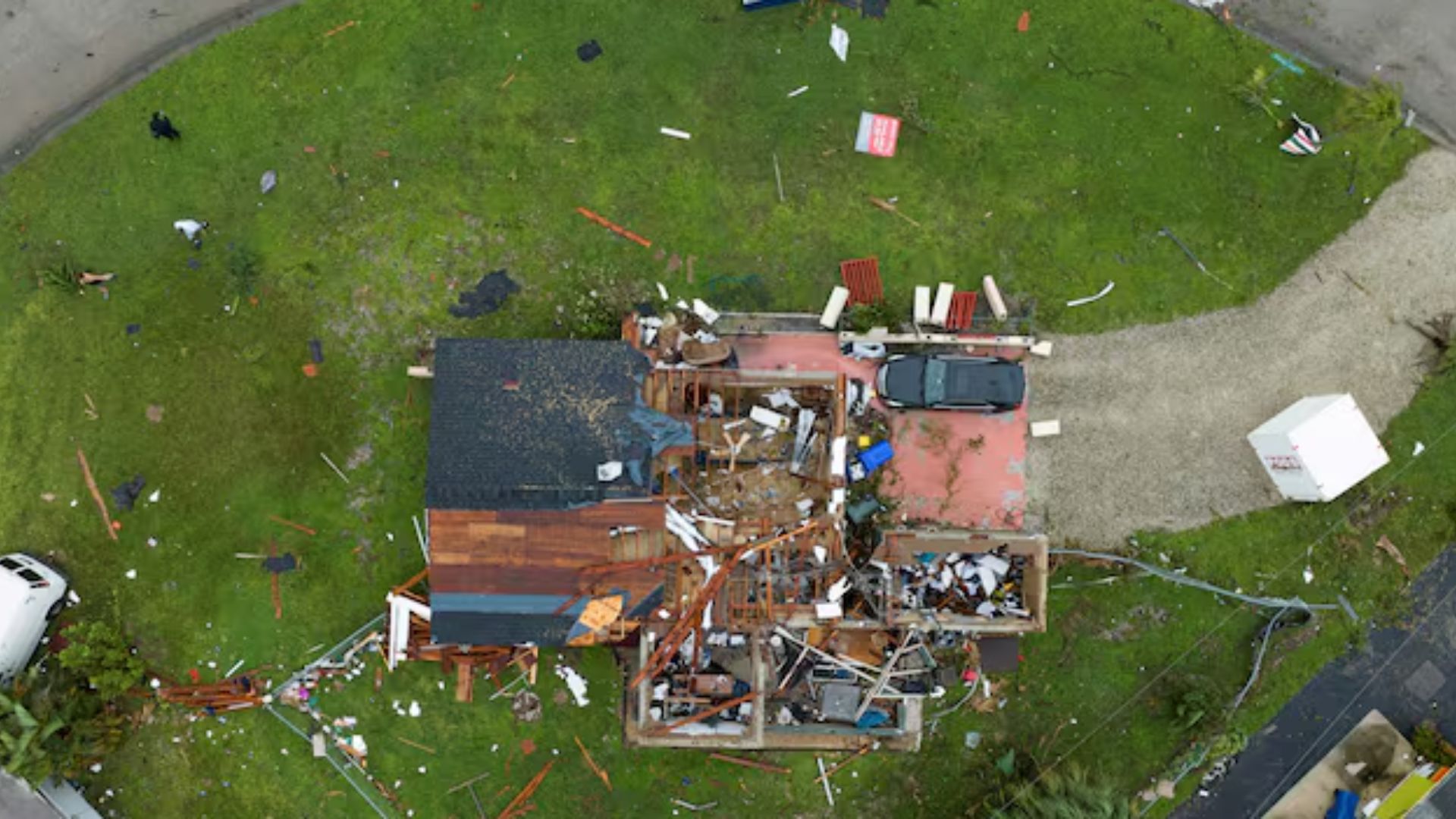 El techo de una casa fue levantado en Fort Myers, Florida, después de que un tornado azotara la zona, a medida que Milton se acerca al estado, donde tocará tierra las primeras horas del jueves.