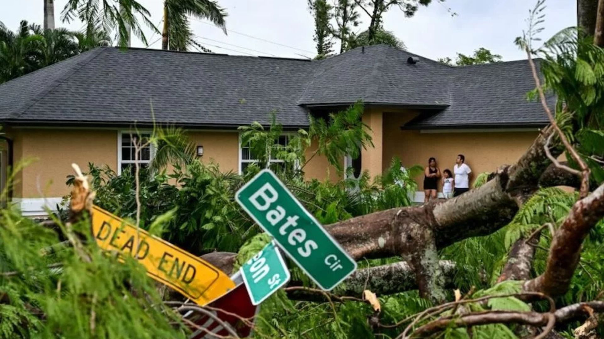 Los vientos sostenidos continúan a 90 millas por hora, mientras Milton se encuentra a 30 millas de Orlando, Florida.