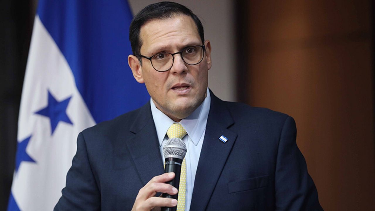 Emiten notificación roja contra Lisandro Rosales, excanciller de Honduras  