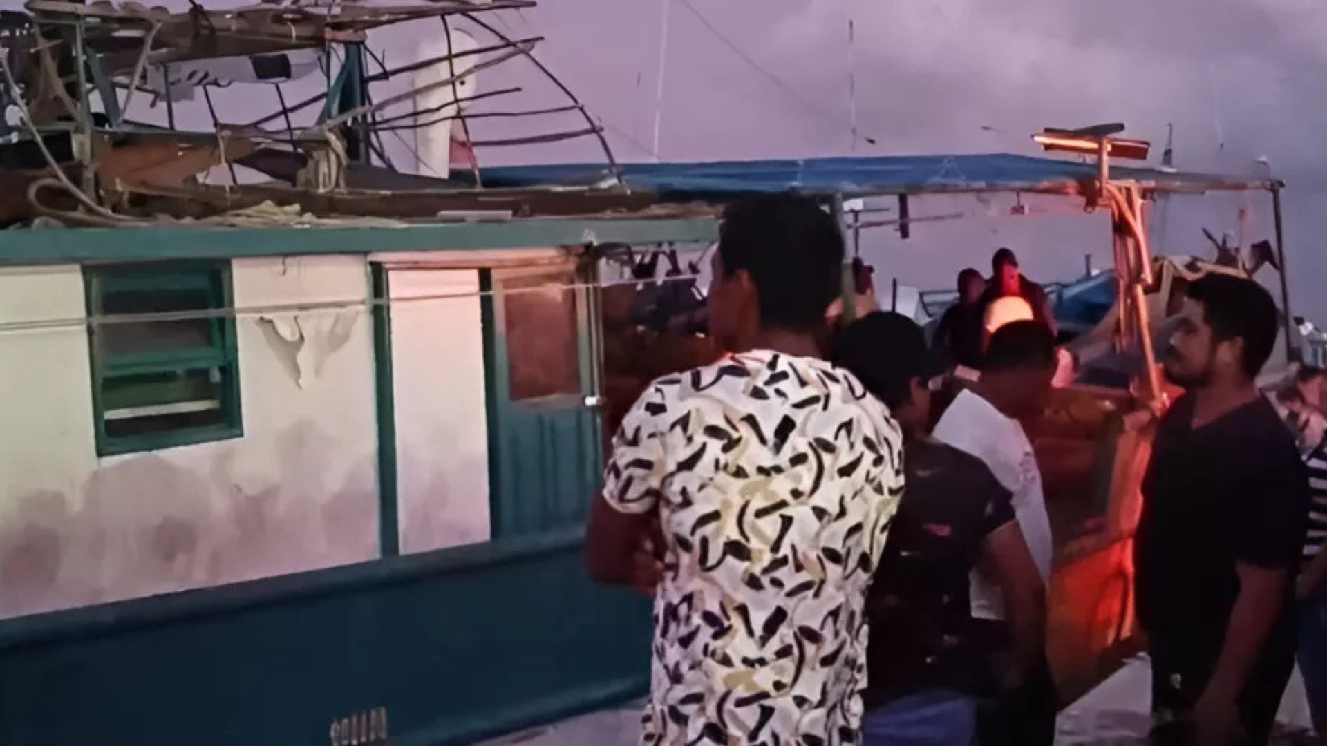 En medio de la amenaza, un video compartido en redes sociales capturó el impactante momento en que un grupo de pescadores enfrentó el fenómeno meteorológico en altamar.