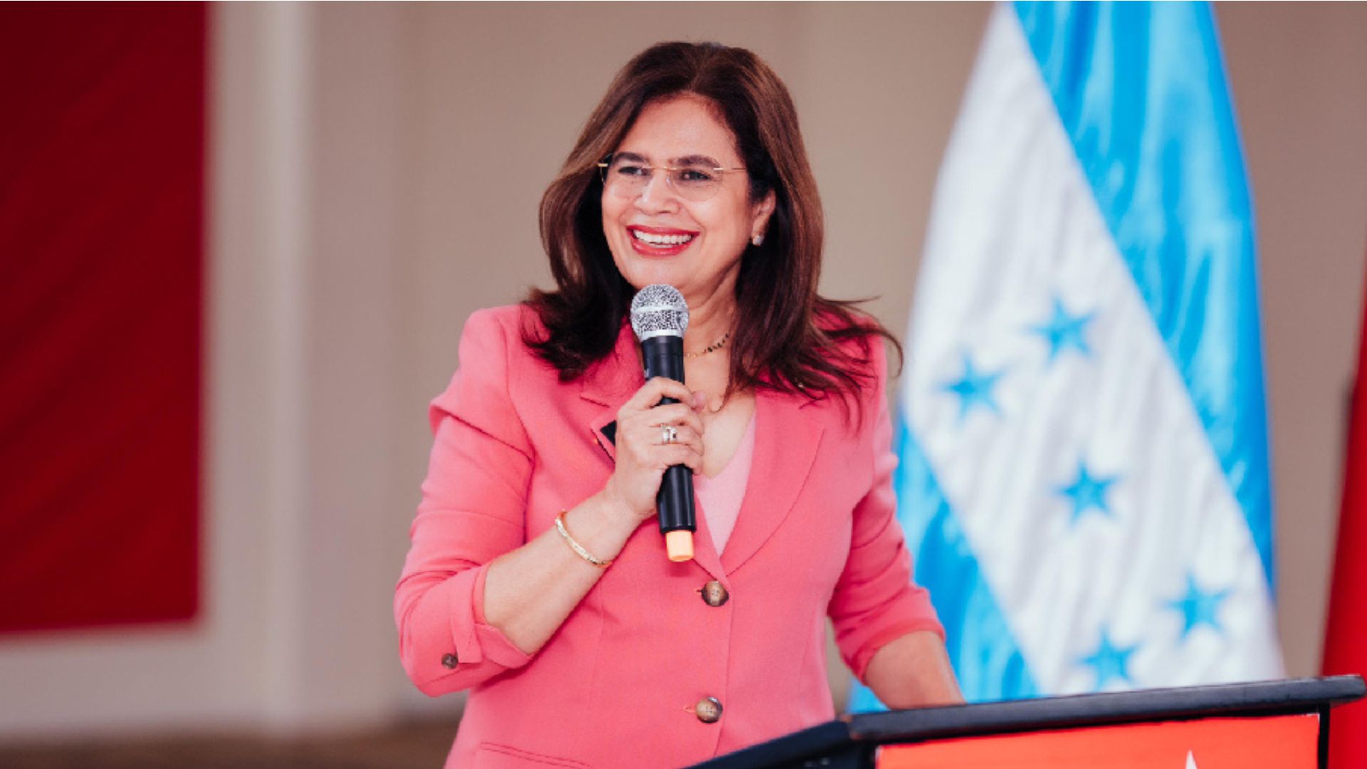 Desde el Consejo Nacional Anticorrupción en las últimas horas han exigido a la precandidata presidencial y ministra de defensa Rixi Moncada a que renuncie a su cargo