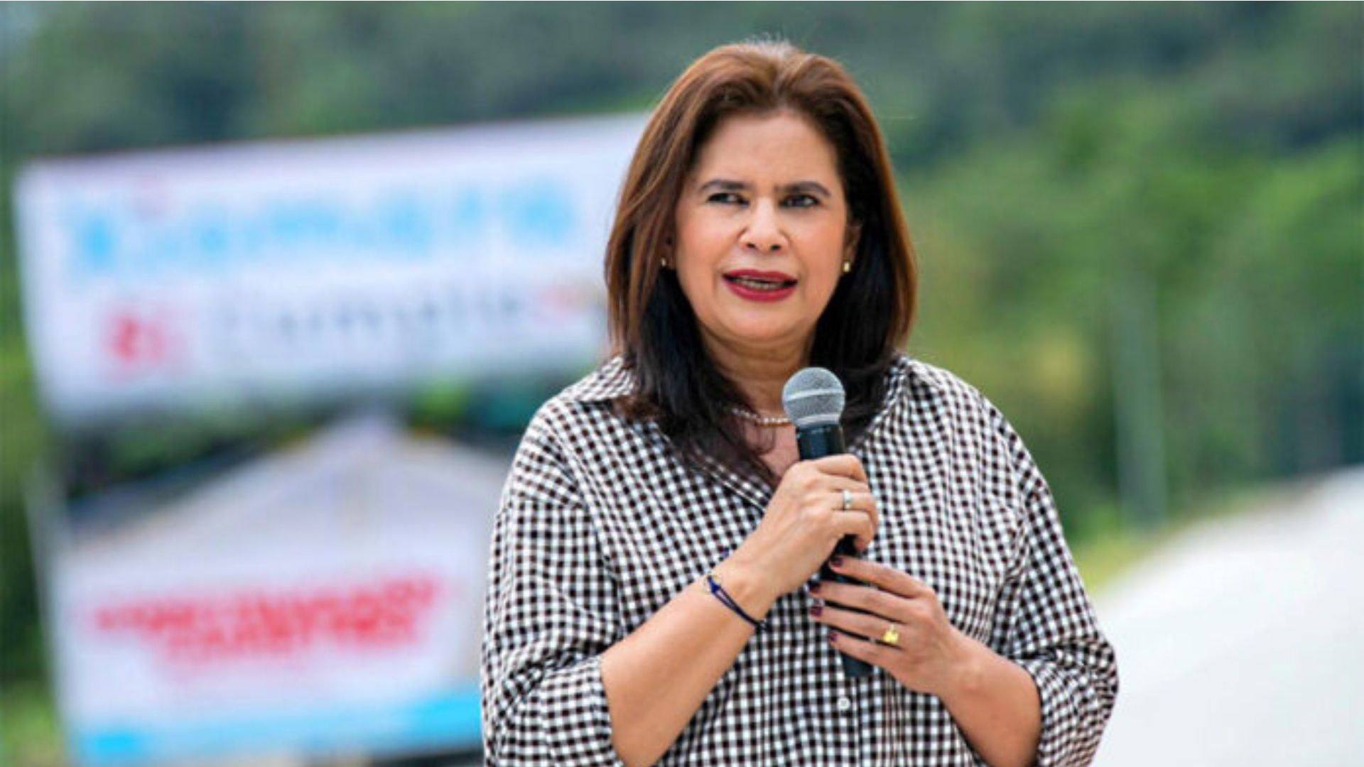 Tras la denuncia de la ministra de Defensa, Rixi Moncada, sobre una supuesta conspiración del partido nacional para desestabilizar las fuerzas armadas, los miembros del partido han negado cualquier intención de este tipo, afirmando que solo buscan aclaraciones sobre los comentarios políticos del jefe del Estado Mayor Conjunto.