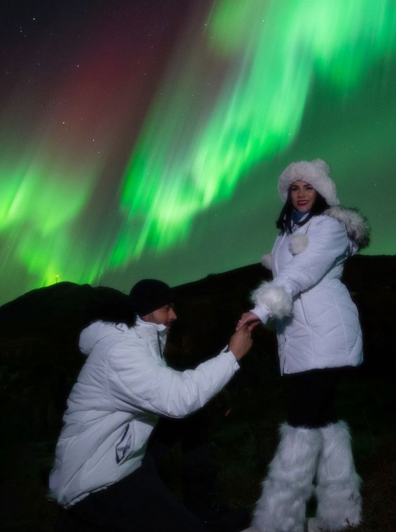 Stefany Galeano recibe propuesta de amor bajo a las auroras boreales