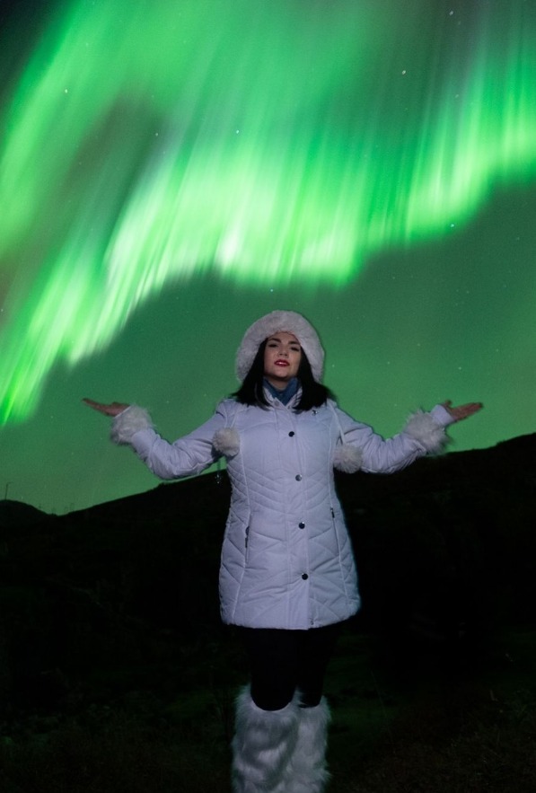 Stefany Galeano recibe propuesta de amor bajo a las auroras boreales
