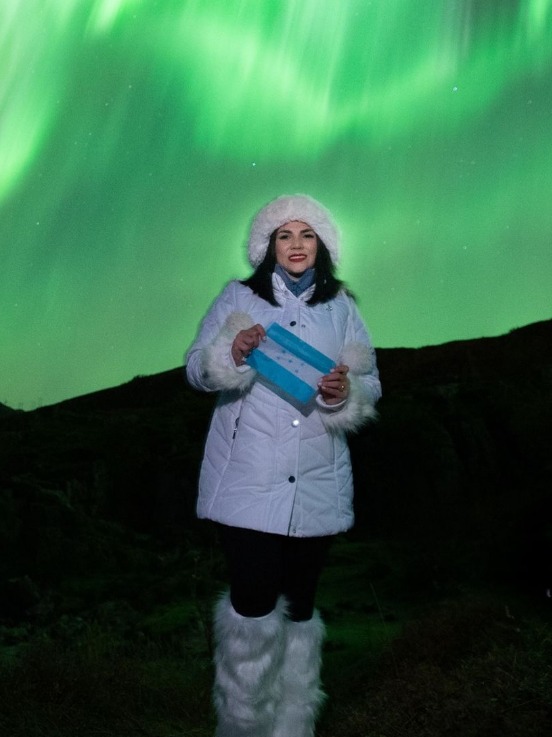 Stefany Galeano recibe propuesta de amor bajo a las auroras boreales