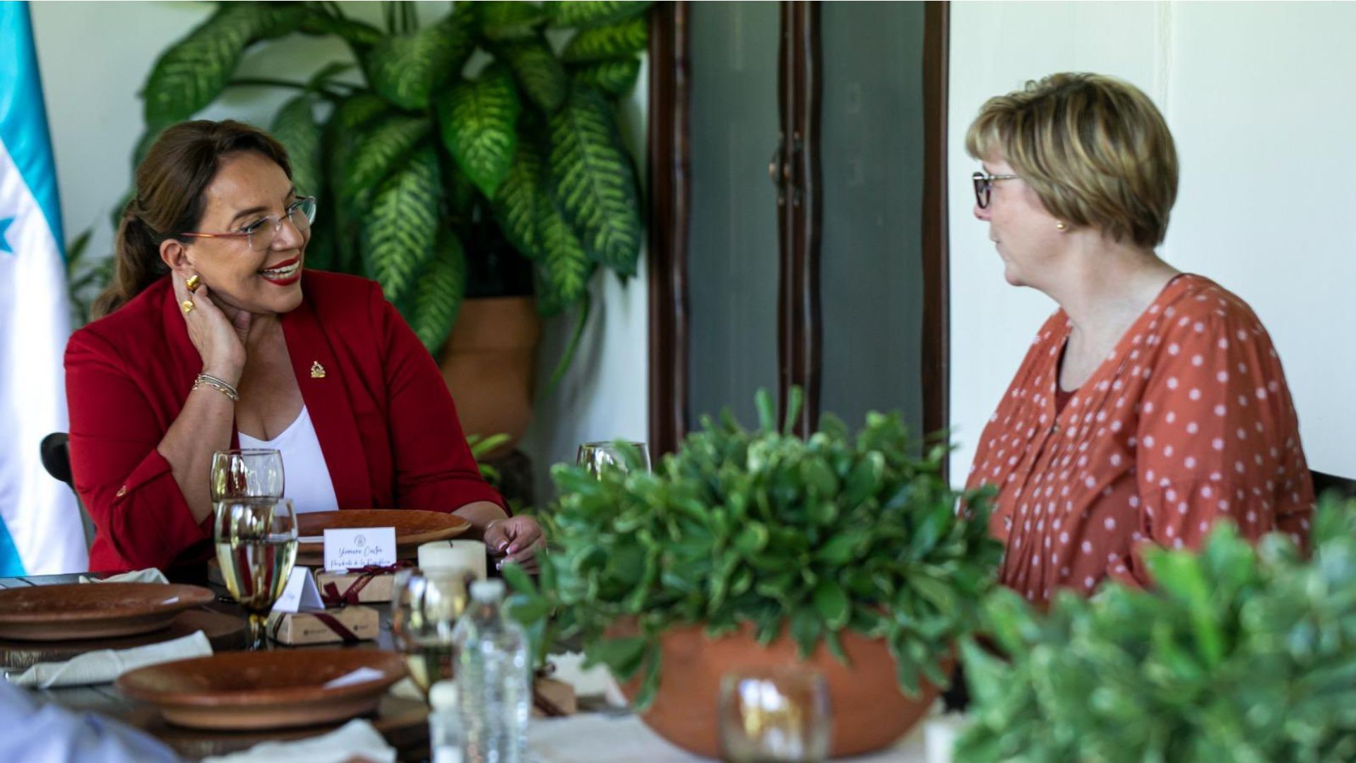 La presidenta Xiomara Castro recibió este jueves en su casa de campo de Catacamas, Olancho, a la embajadora de Estados Unidos en Honduras, Laura Dogu.