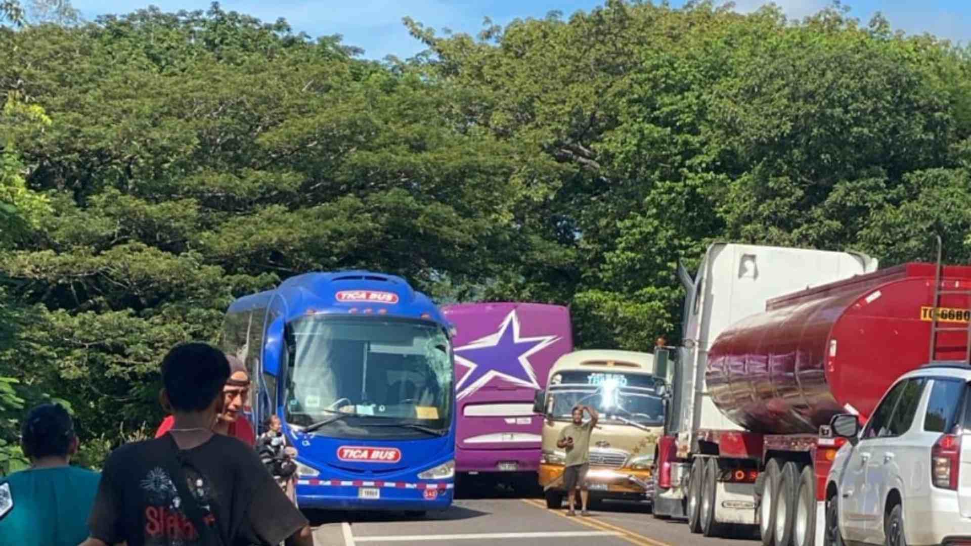 Accidente de bus en Choluteca: triple colisión deja varios heridos