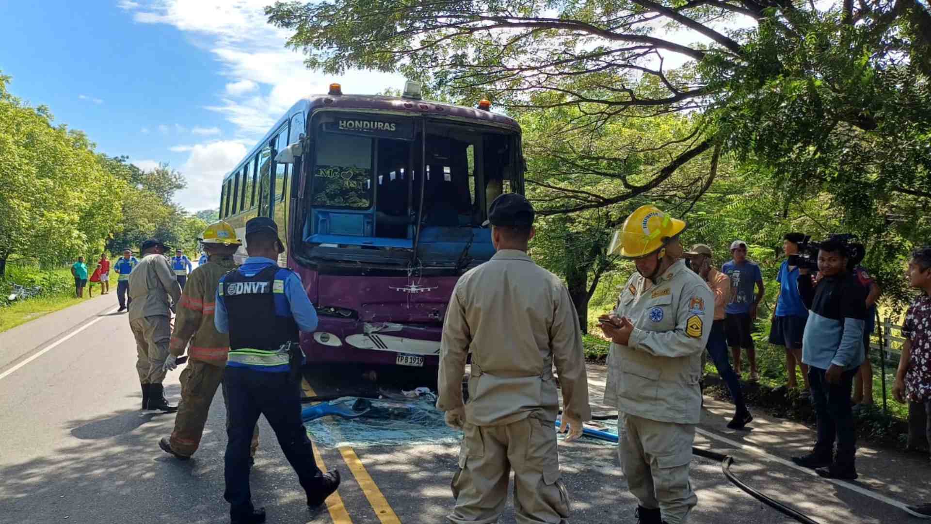 Accidente de bus en Choluteca: triple colisión deja varios heridos