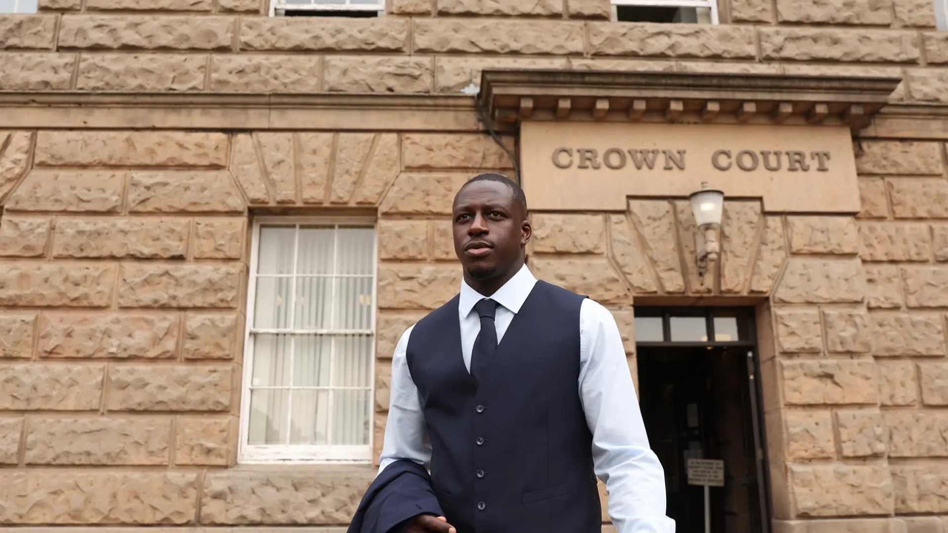 El exjugador del Manchester City, Benjamin Mendy, ha revelado que recibió asistencia económica de varios compañeros de equipo para afrontar sus gastos legales y el mantenimiento de su hija, después de enfrentar acusaciones de agresiones sexuales.