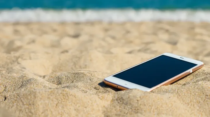 Cómo cuidar tu celular en la playa durante este Feriado Morazánico