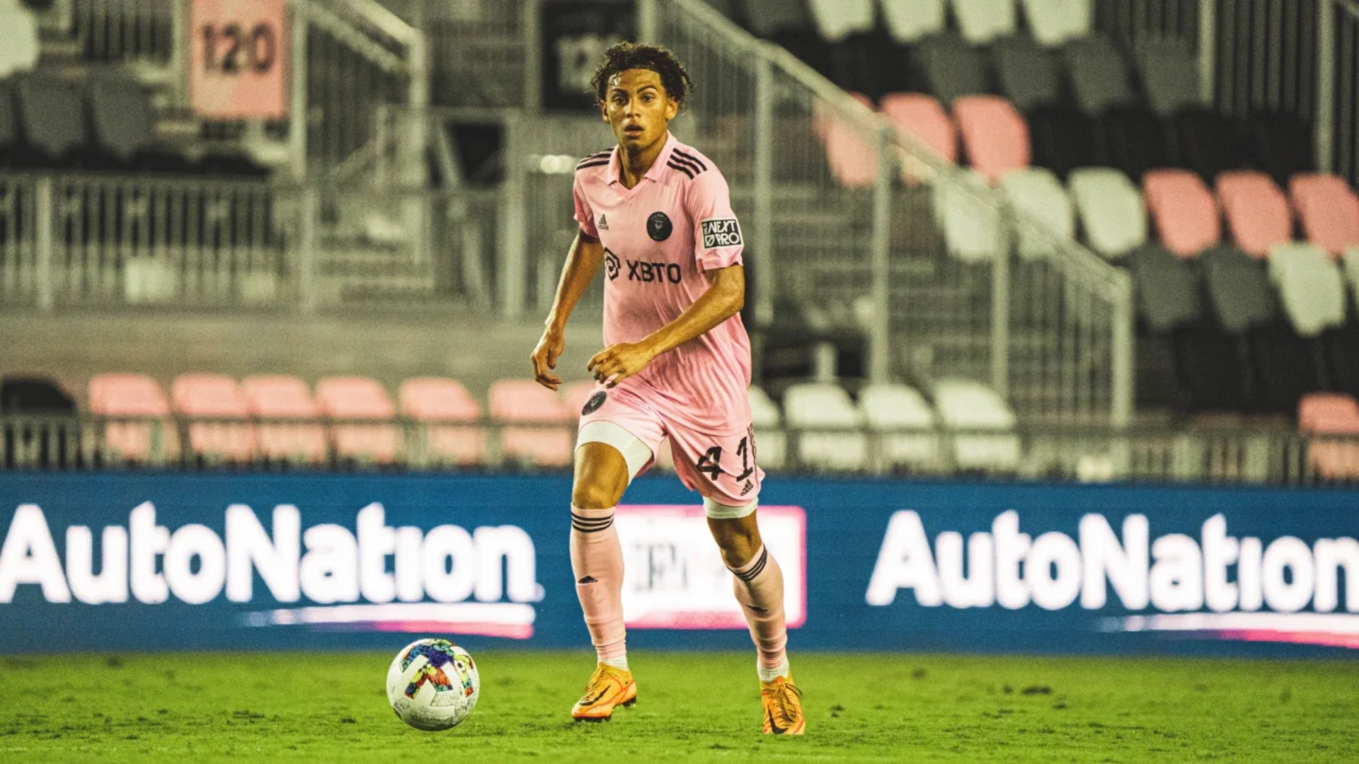 El talento del futbolista hondureño David Ruiz sigue brillando en la Major League Soccer (MLS), donde ha sido destacado en la lista de los mejores jugadores jóvenes bajo 22 años.