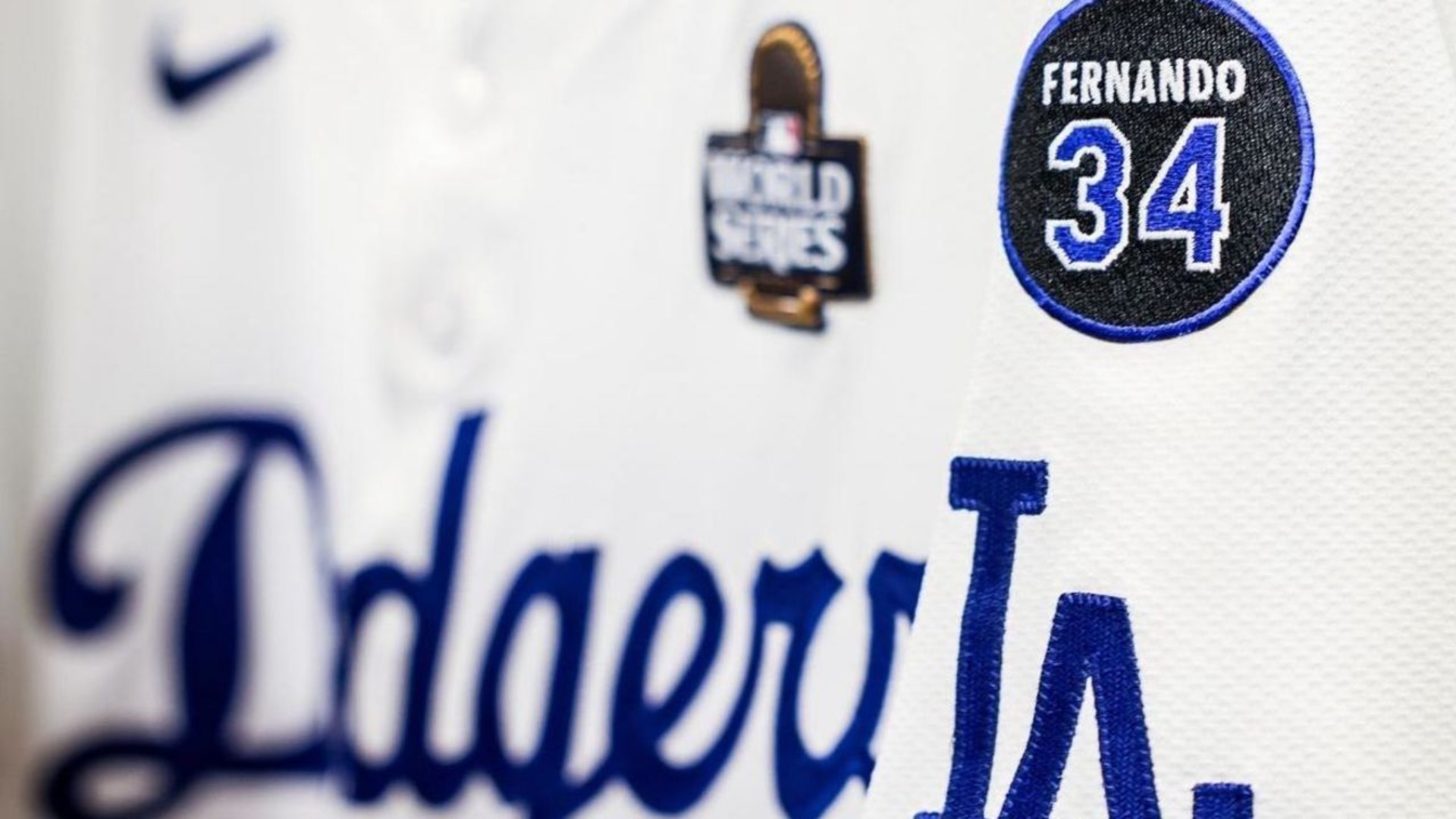 Los Dodgers de Los Ángeles están listos para rendir un emotivo homenaje al legendario lanzador mexicano Fernando Valenzuela, incorporando un parche en sus uniformes que llevará su nombre y el icónico número 34.