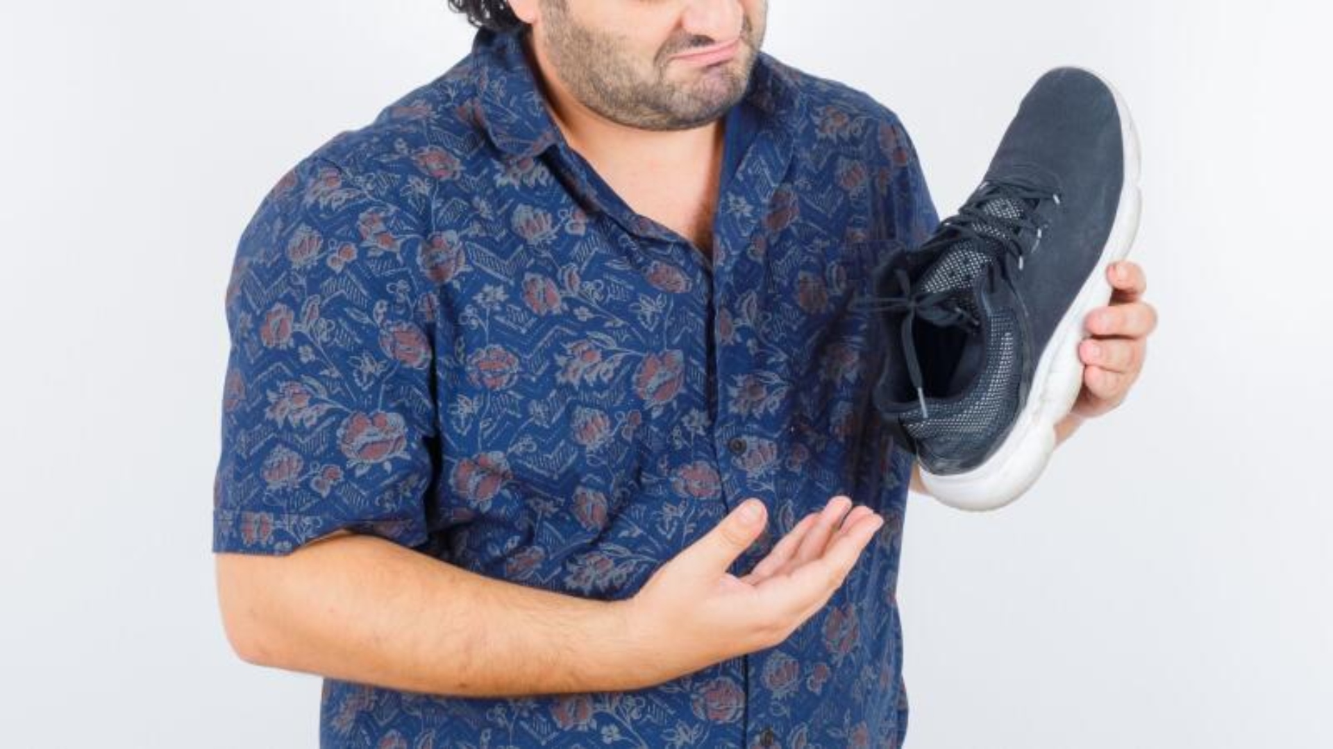 hombre oler zapatos