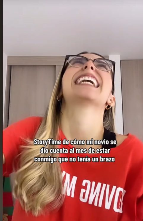 Mujer se vuelve viral al contar cómo su novio descubrió, tras un mes de relación, que no tenía un brazo