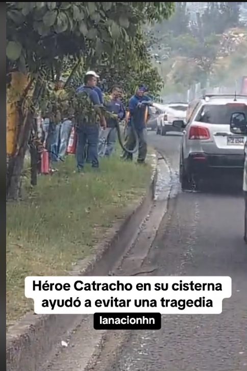 “Hondureños haciendo la diferencia” Hombre se para a ayudar a conductor de vehículo quemado